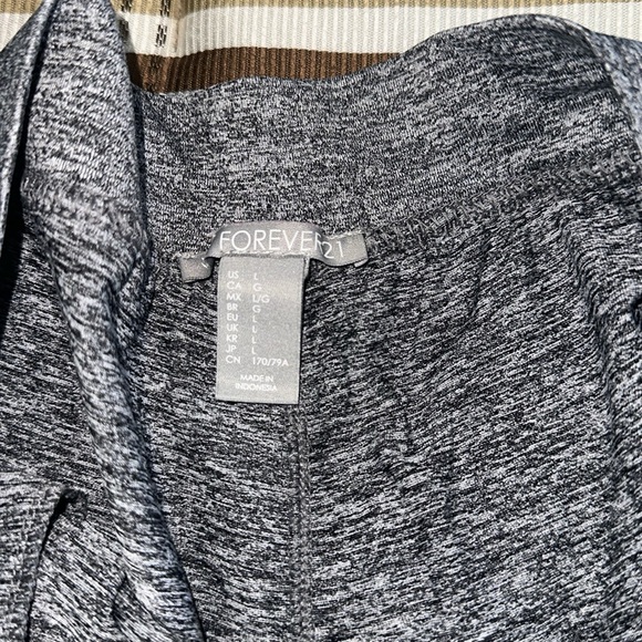 FOREVER 21 - Picture 3 of 3